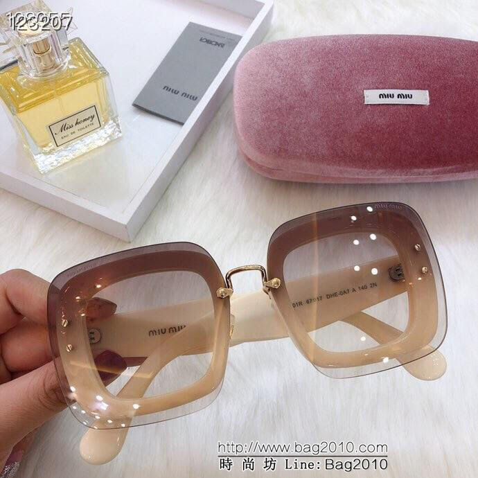 MIUMIU繆繆 潮品官網模特同款 高品質 女款太陽鏡  lly1398